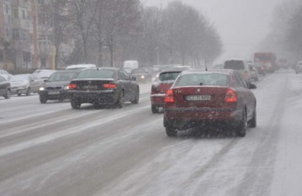 În judeţ se circulă în condiţii de iarnă